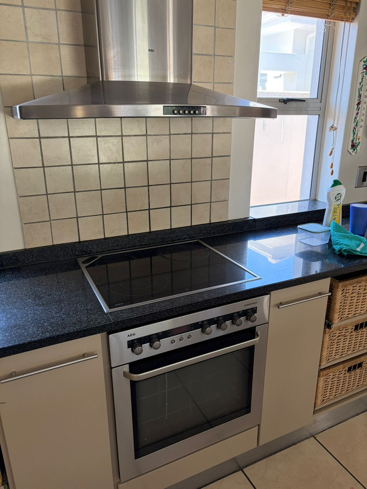 Kitchen hob and tile splashback before renovation